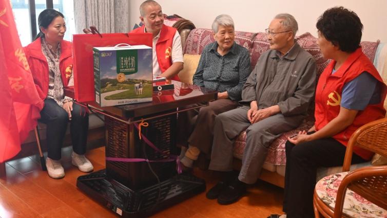 中秋处处桂花香  关爱时时暖民心 ——金华园街道珑玥社区党支部开展中秋节关爱慰问活动