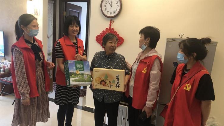 心系“特需”老人 爱洒浓情中秋 ——金华园街道璟誉社区党支部走访慰问“特需”老人