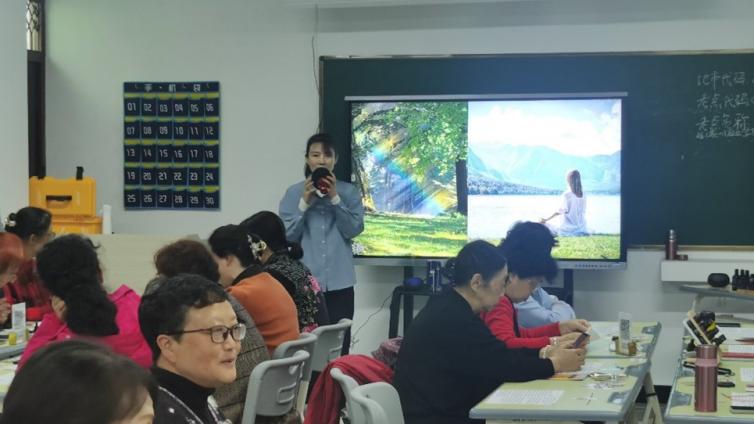 “用花草定格时光，以芳香守护健康” 家庭芳香照护健康讲座开讲